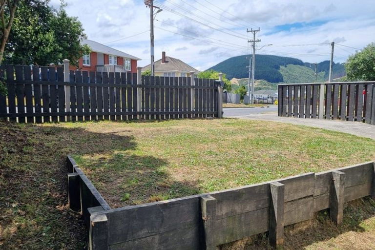 Photo of property in 28 Davidson Crescent, Tawa, Wellington, 5028