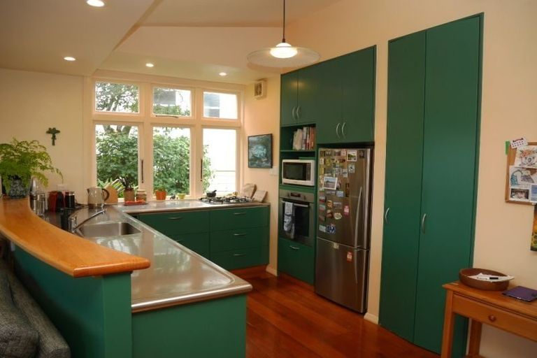 Photo of property in 152 Kelburn Parade, Kelburn, Wellington, 6012