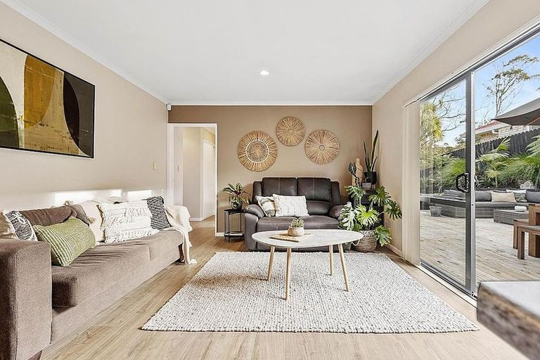 Photo of property in 13 Berkshire Terrace, Massey, Auckland, 0614