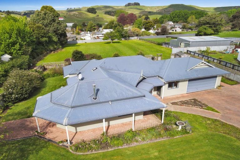 Photo of property in 20 Paraekaretu Street, Hunterville, 4730