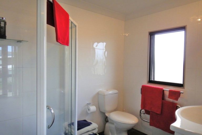 Photo of property in 22 Key West Drive, One Tree Point, 0118