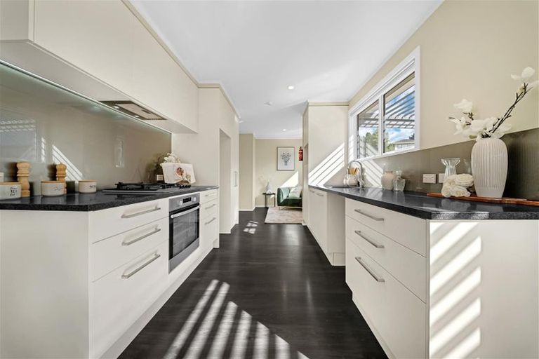 Photo of property in 19 Deverell Place, Northcross, Auckland, 0632