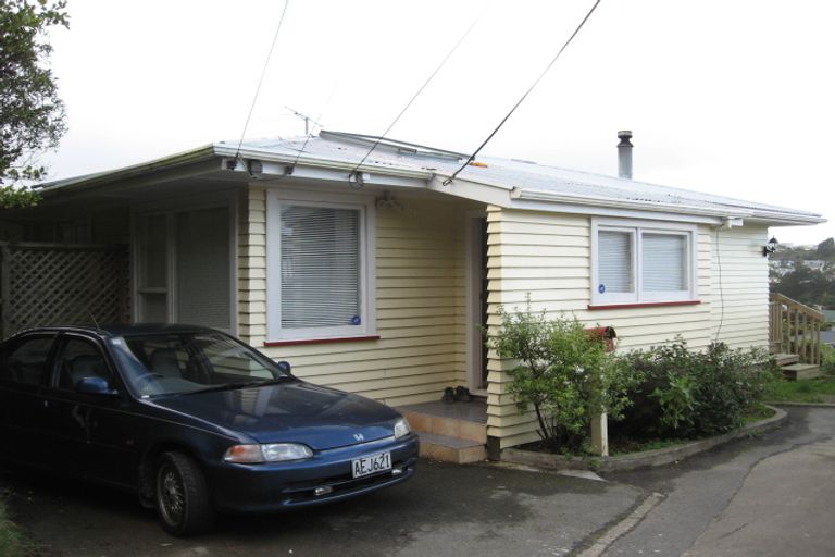 Photo of property in 19 Cotswold Crescent, Newlands, Wellington, 6037