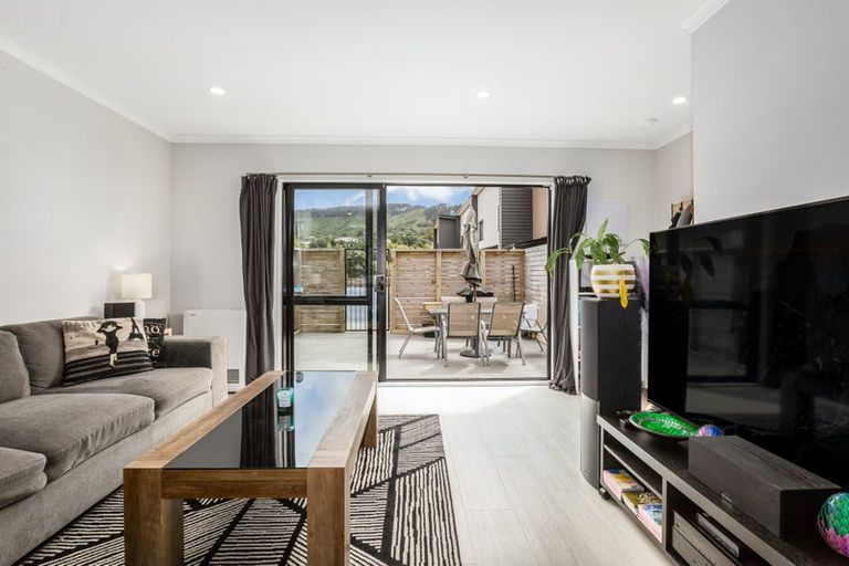 Photo of property in 7/9 Surrey Street, Tawa, Wellington, 5028