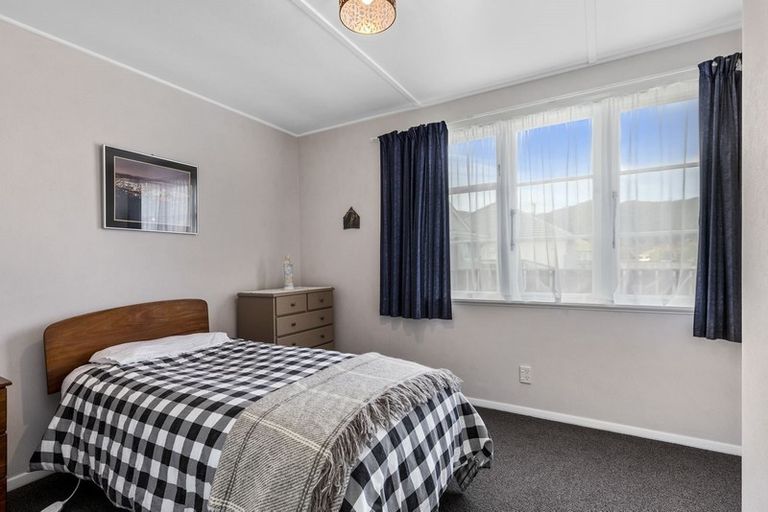 Photo of property in 17 Hewer Crescent, Naenae, Lower Hutt, 5011