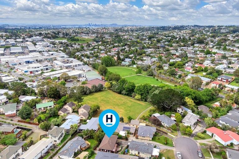 Photo of property in 2/8 Mchardy Place, Glenfield, Auckland, 0627