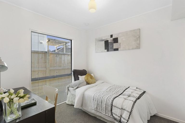 Photo of property in 1/2 Graham Avenue, Te Atatu Peninsula, Auckland, 0610