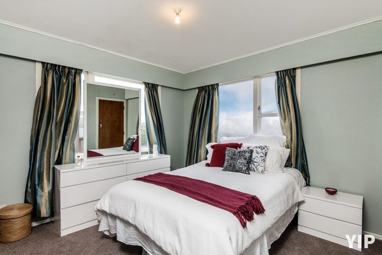 Photo of property in 44 Somes Crescent, Newlands, Wellington, 6037