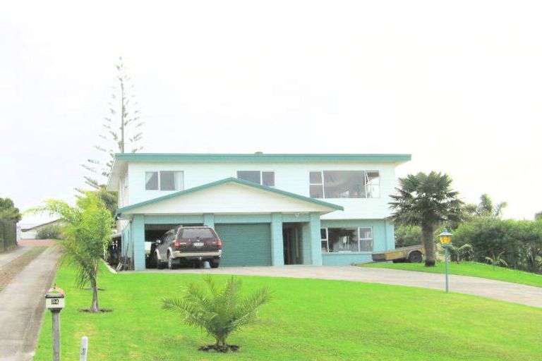 Photo of property in 32 Albatross Road, Red Beach, 0932