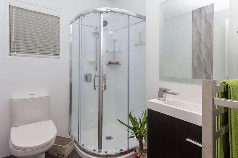 Photo of property in 1/16 Cornelian Crescent, Half Moon Bay, Auckland, 2012