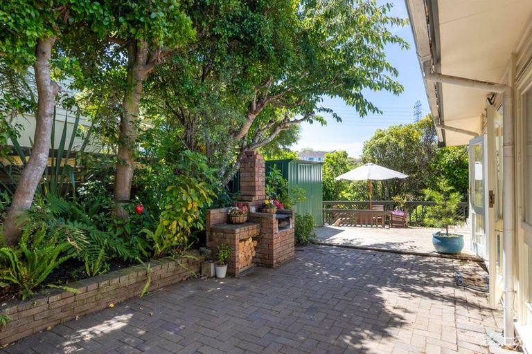 Photo of property in 6 Ardal Grove, Tirohanga, Lower Hutt, 5010