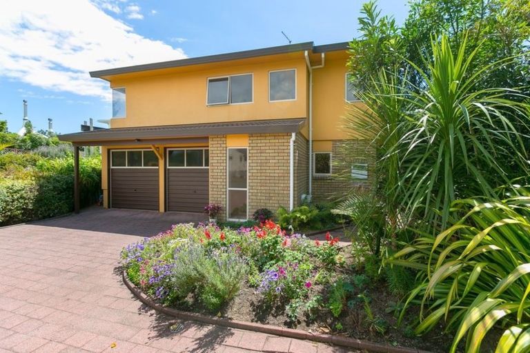 Photo of property in 12 Sequoia Grove, Merrilands, New Plymouth, 4312