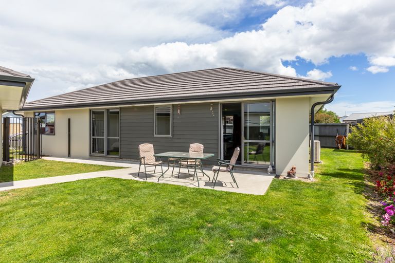 Photo of property in 8 Carteret Place, Aranui, Christchurch, 8061