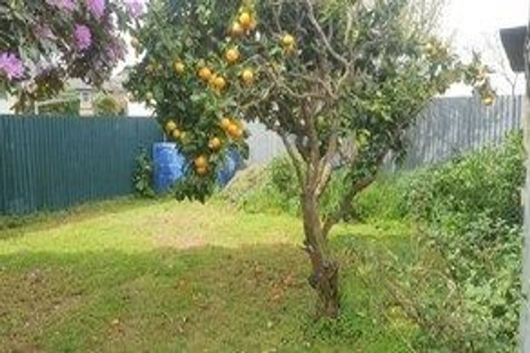 Photo of property in 24 Brassey Street, Waverley, 4510