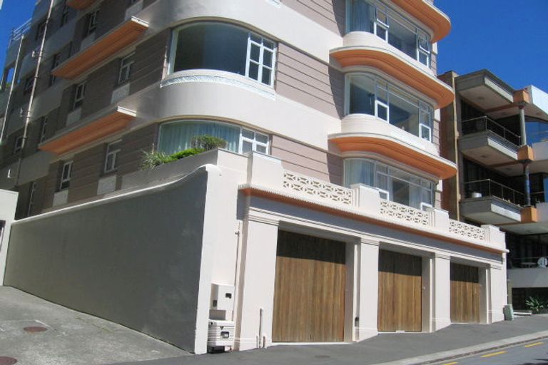 Photo of property in Anscombe Apartments, 212 Oriental Parade, Oriental Bay, Wellington, 6011
