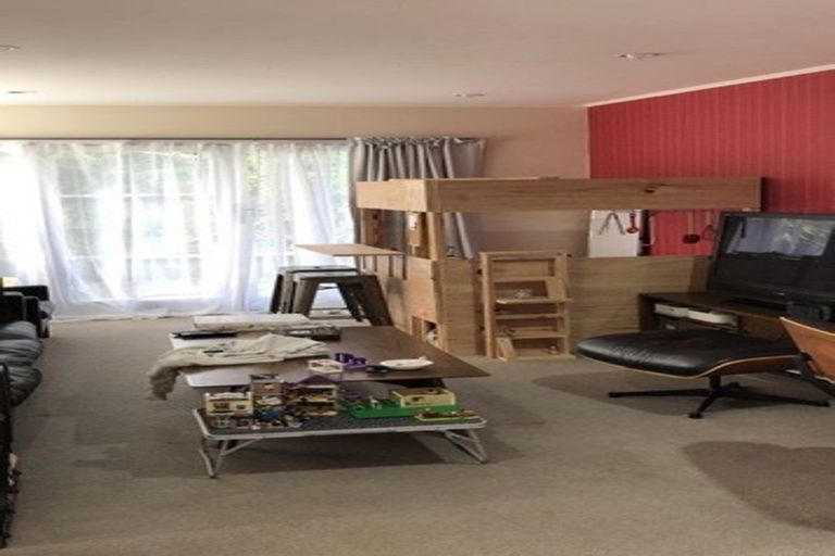 Photo of property in 8 Thuja Street, Green Bay, Auckland, 0604