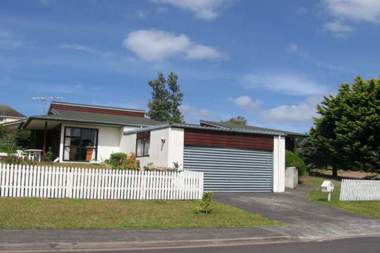 Photo of property in 1 Scorpio Place, Windsor Park, Auckland, 0632