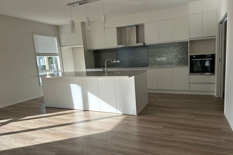 Photo of property in 77 Granville Drive, Massey, Auckland, 0614