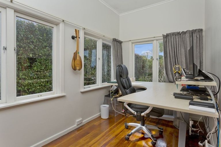 Photo of property in 1/160 East Coast Road, Forrest Hill, Auckland, 0620