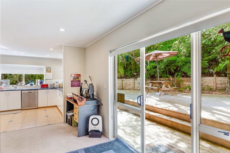 Photo of property in 21a Woodfern Crescent, Titirangi, Auckland, 0604