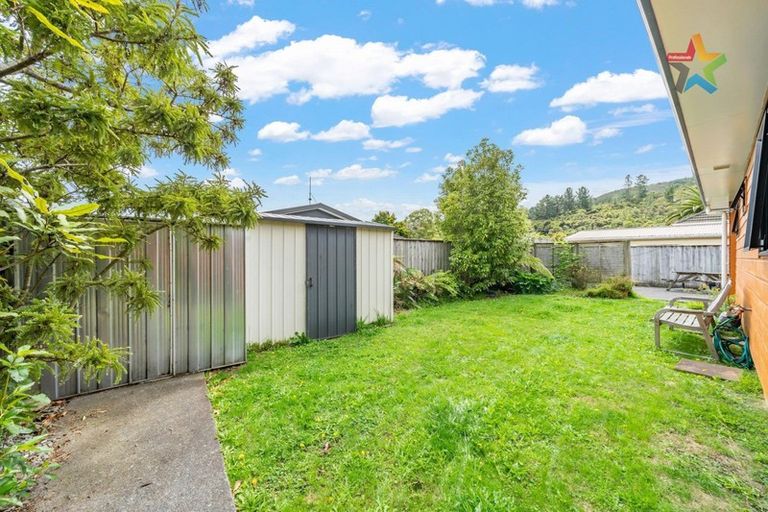 Photo of property in 5 Maru Street, Stokes Valley, Lower Hutt, 5019