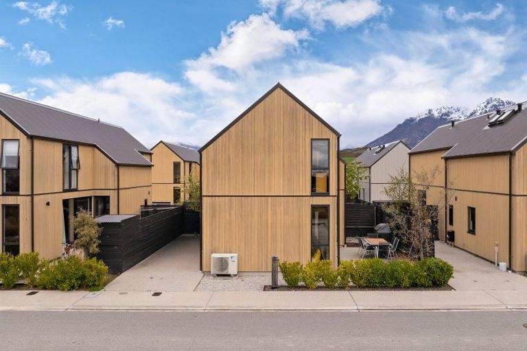 Photo of property in 62 Casterway Crescent, Jacks Point, 9371