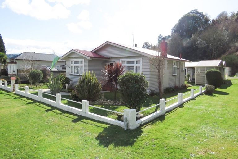 Photo of property in 4 Broadway, Reefton, 7830