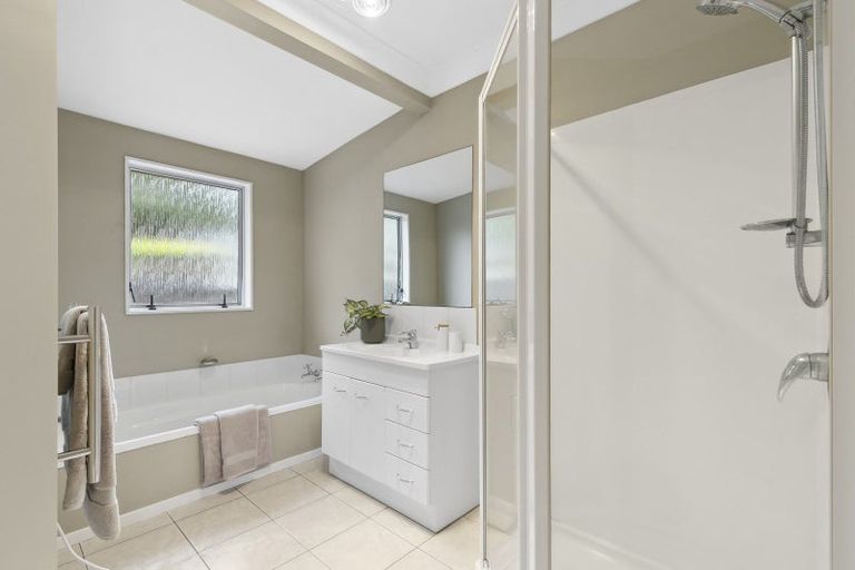 Photo of property in 17 Cheltenham Terrace, Newlands, Wellington, 6037