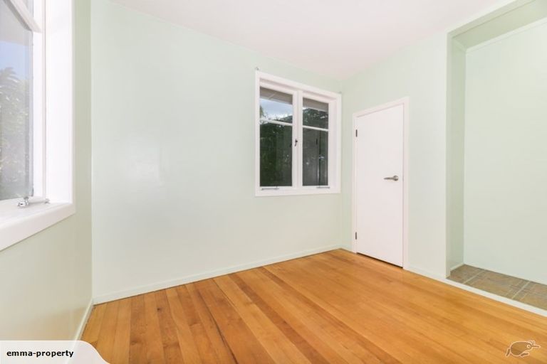 Photo of property in 5 Henderson Valley Road, Henderson, Auckland, 0612