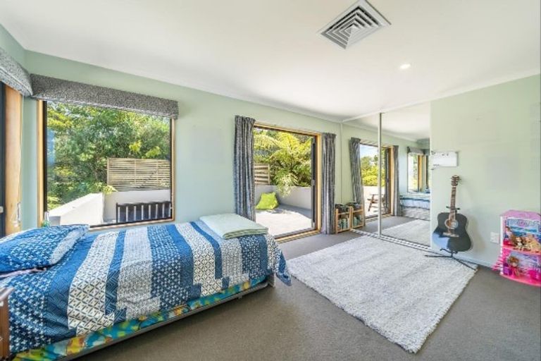 Photo of property in 21 Poto Road, Normandale, Lower Hutt, 5010