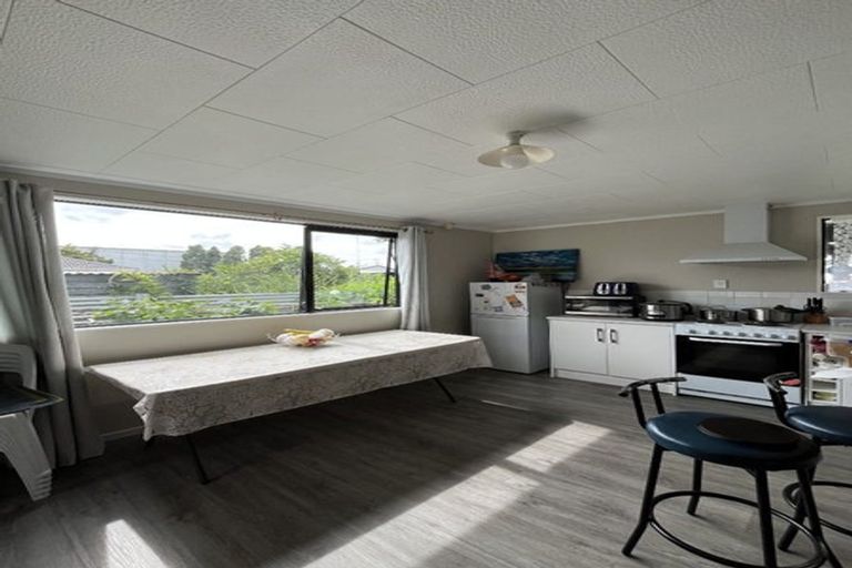 Photo of property in 2/4 Calvert Street, Papakura, 2110