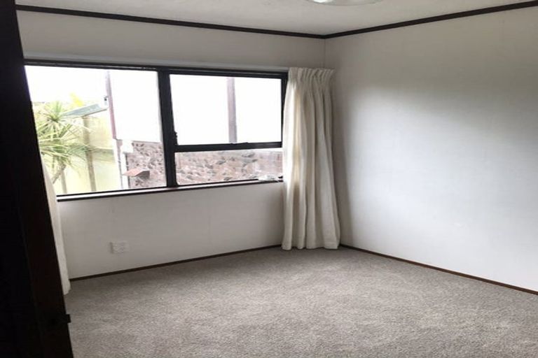 Photo of property in 2/5 Kegworth Place, Browns Bay, Auckland, 0630