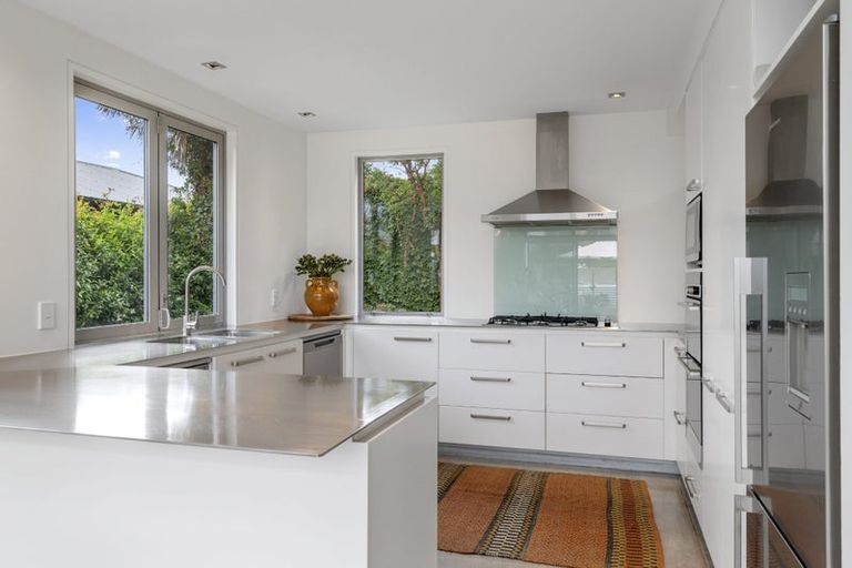 Photo of property in 60 Aikmans Road, Merivale, Christchurch, 8014