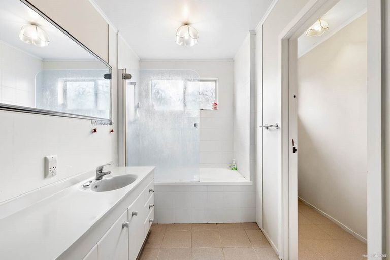 Photo of property in 142 Mokoia Road, Chatswood, Auckland, 0626