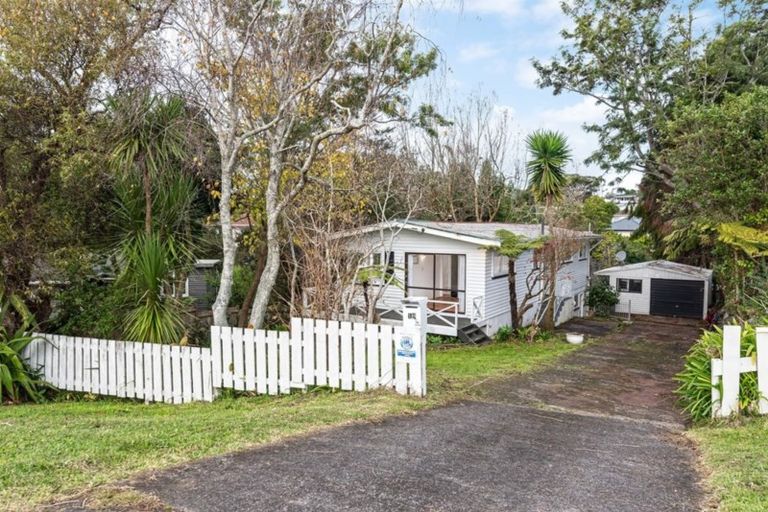Photo of property in 16 Avonleigh Road, Green Bay, Auckland, 0604