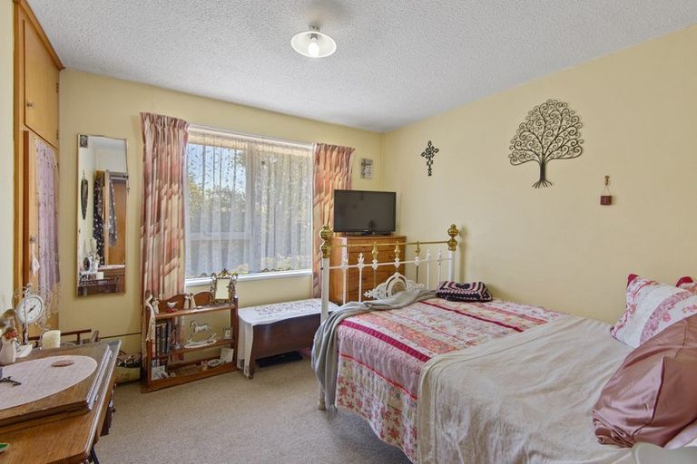 Photo of property in 18 La Perouse Place, Northcote, Christchurch, 8052