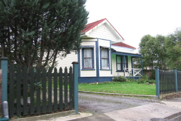 Photo of property in 17 Perrin Place, Kelvin Grove, Palmerston North, 4414