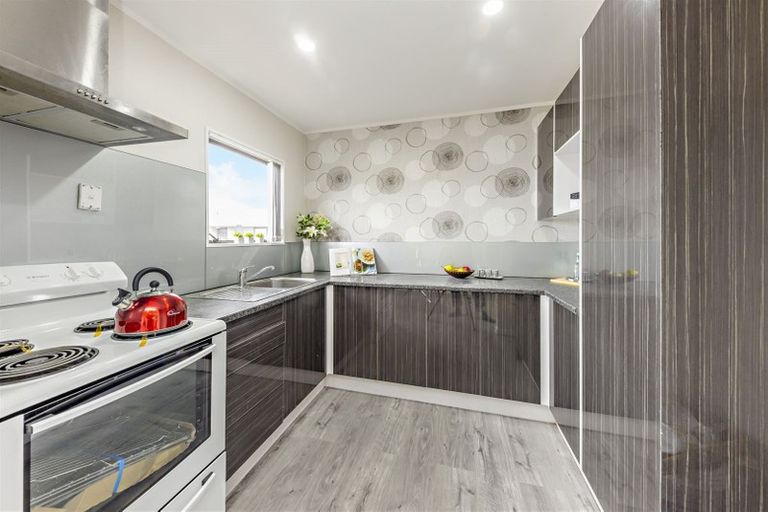 Photo of property in 2/4 Maplesden Drive, Clendon Park, Auckland, 2103