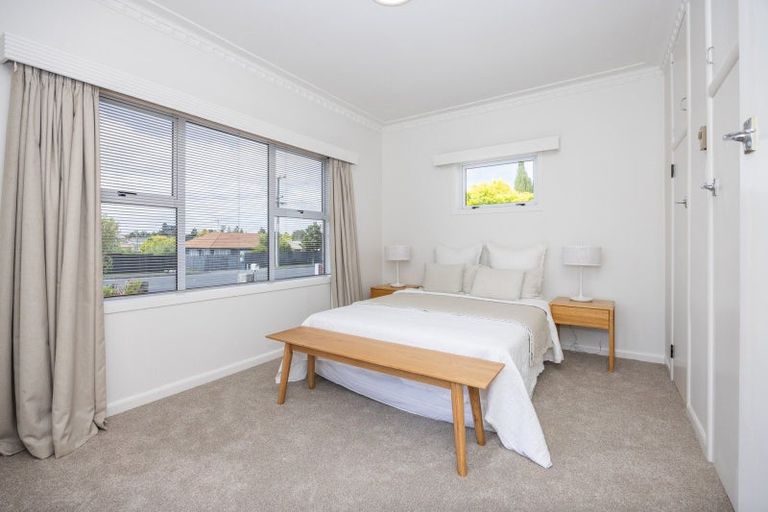 Photo of property in 22 Forest Lake Road, Forest Lake, Hamilton, 3200