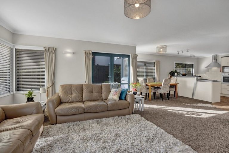 Photo of property in 2 Kawaroa Close, New Plymouth, 4310