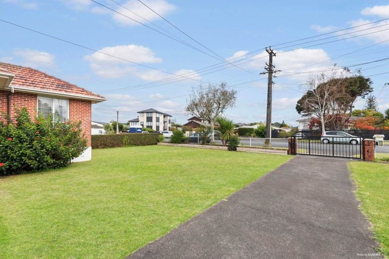 Photo of property in 49 Yeovil Road, Te Atatu Peninsula, Auckland, 0610