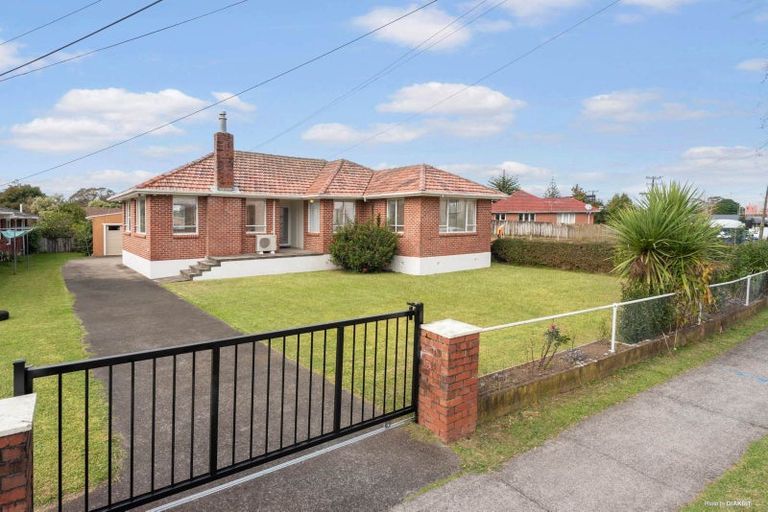 Photo of property in 49 Yeovil Road, Te Atatu Peninsula, Auckland, 0610