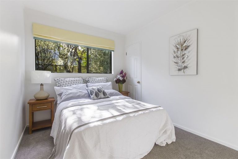 Photo of property in 17 Mandeville Place, Unsworth Heights, Auckland, 0632