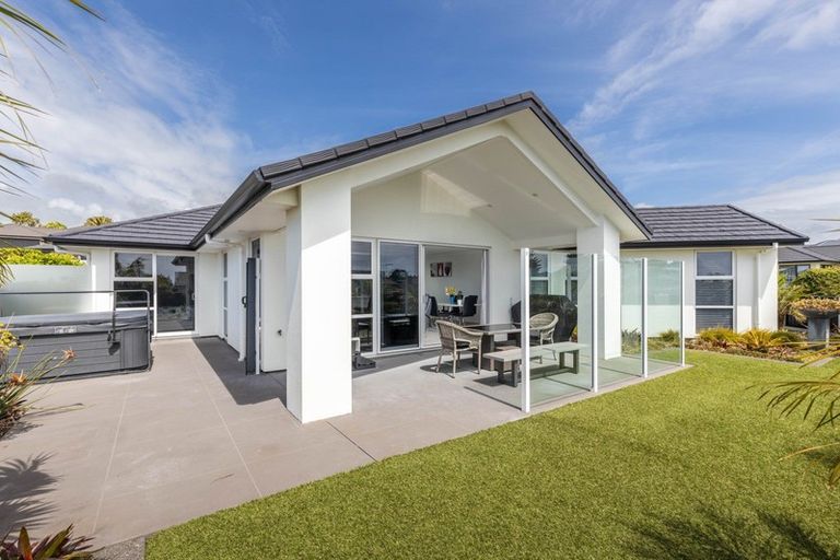 Photo of property in 1 Oakmont Crescent, Waiwhakaiho, New Plymouth, 4312