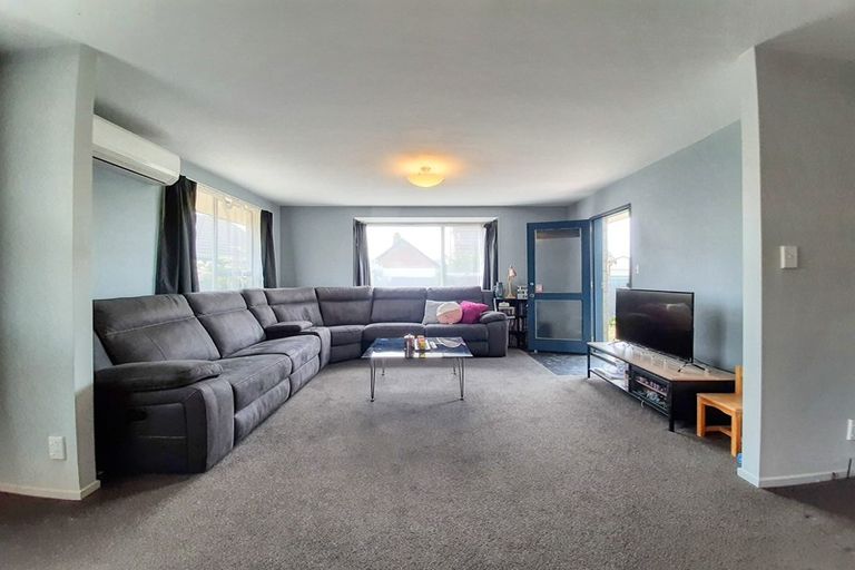 Photo of property in 2/17b Prestons Road, Redwood, Christchurch, 8051