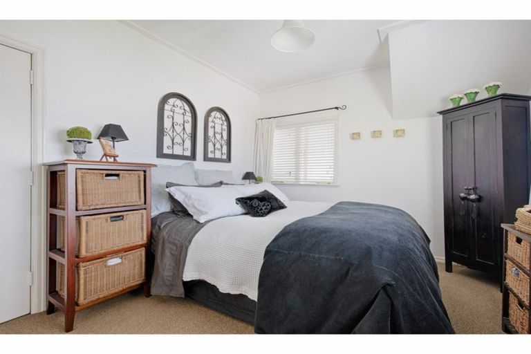 Photo of property in 8 Forrest Hill Road, Forrest Hill, Auckland, 0620