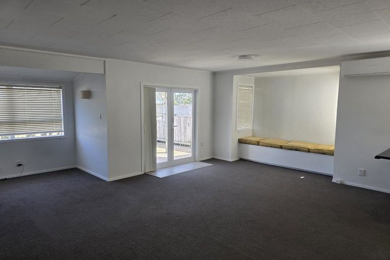 Photo of property in 2/1 Tomintoul Place, Highland Park, Auckland, 2010