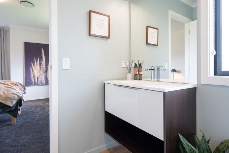 Photo of property in 16 Bridget Court, Red Beach, 0932