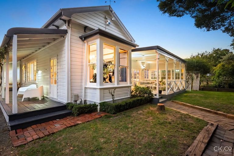 Photo of property in 2 Barton Road, Heretaunga, Upper Hutt, 5018