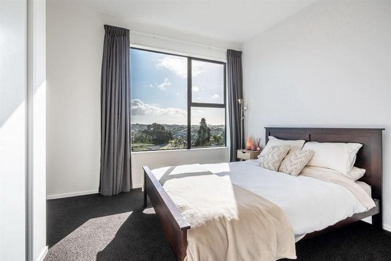 Photo of property in 4/15 Chivalry Road, Glenfield, Auckland, 0629